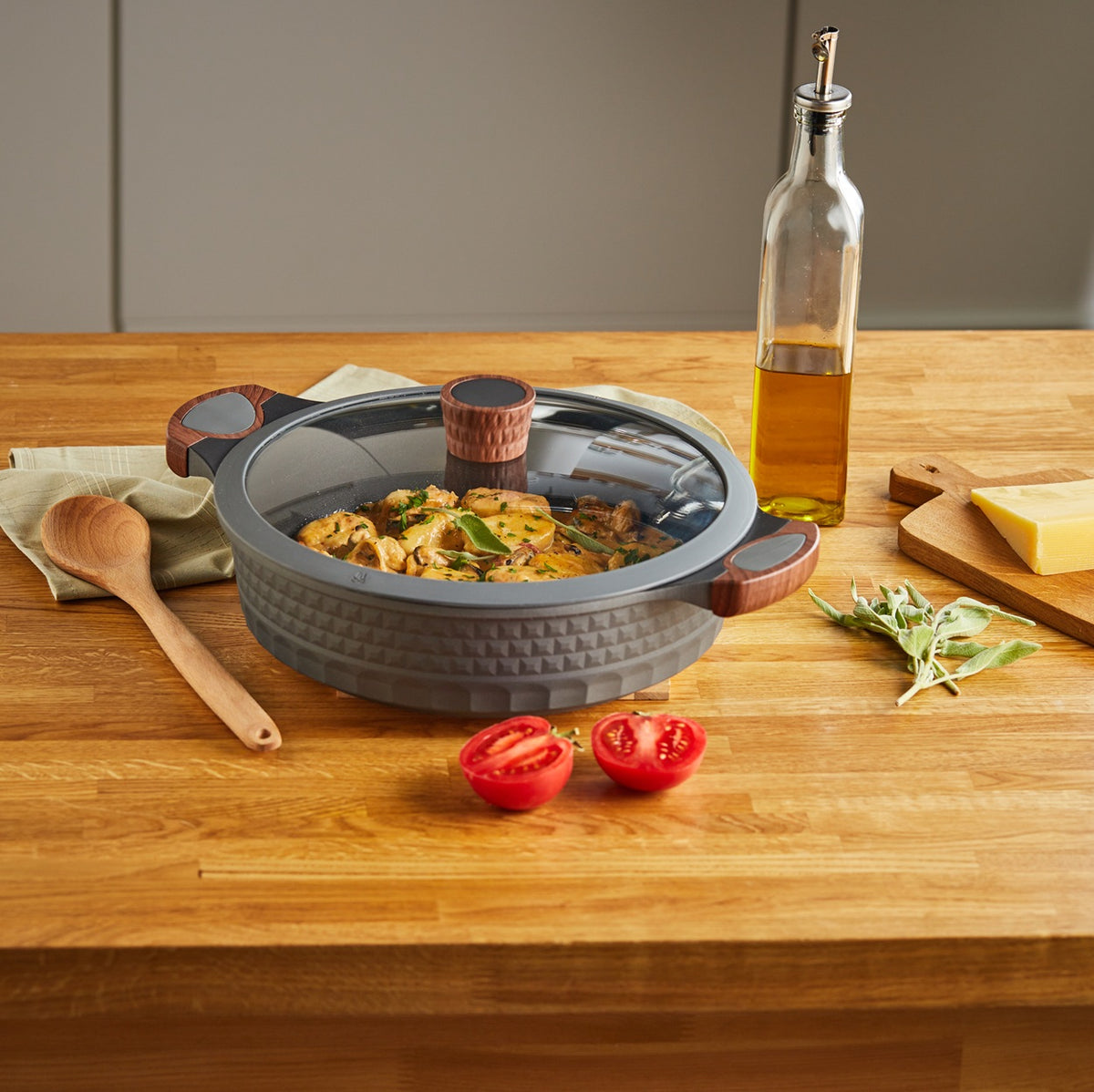 Caçarola baixa Antiaderente Indução tampa vidro Capella 28cm – Resto Kitchenware